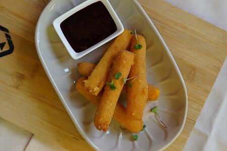 Сыр Чеддер в хрустящей панировке и соусом из черной смородины