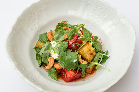 Салат с хрустящими баклажанами, томатами и страчателлой