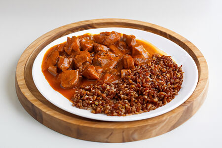 Гуляш из говядины с гречкой