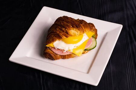 Круассан с ветчиной и жареным яйцом