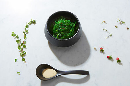 Салат чука с ореховым соусом