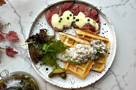 Картофельные вафли с ростбифом и грибным соусом