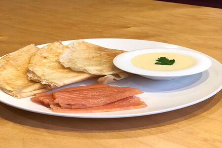 Блины с лососем и голландским соусом