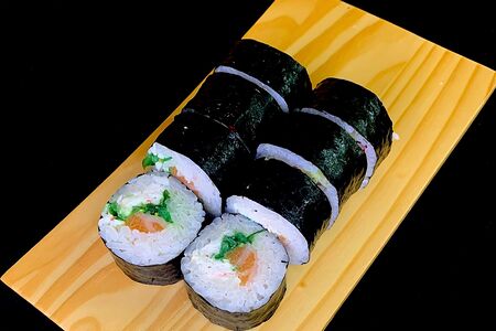 Ролл с лососем и крабом