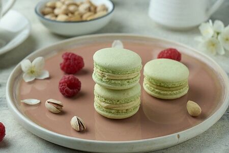 Макарон фисташка-малина