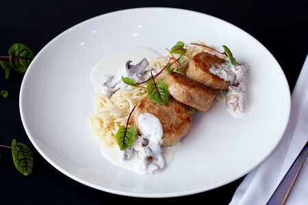 Котлеты из цыпленка с орзо и грибным соусом