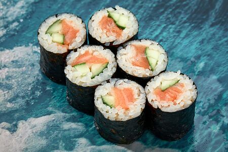 Ролл с лососем