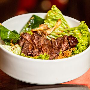 Тёплый стейк-салат с говядиной