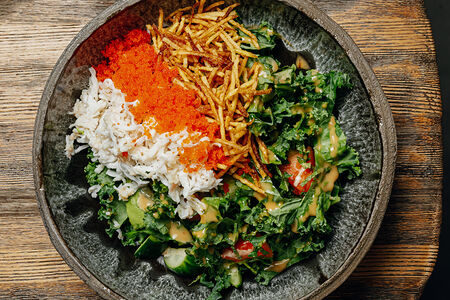 Салат с крабом, авокадо и дыней