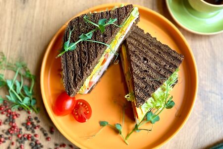 Сэндвич на бородинском с лососем и авокадо