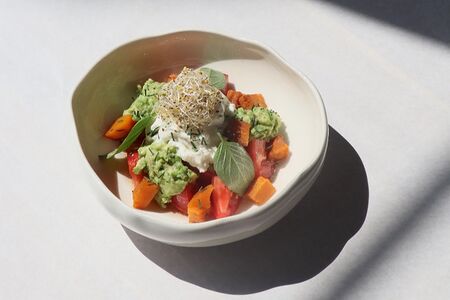 Томаты со страчателлой и кленовым сиропом