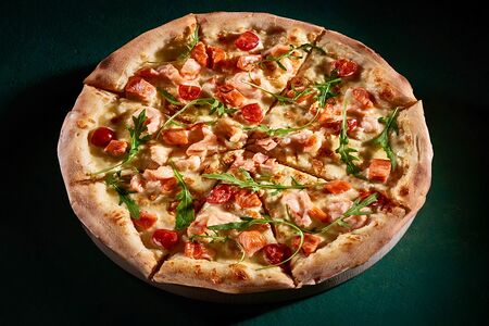 Пицца с лососем и тигровой креветкой