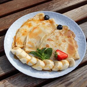 Блинчики с карамелью и бананом