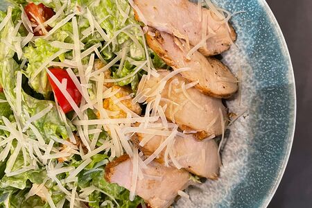 Салат цезарь с курицей