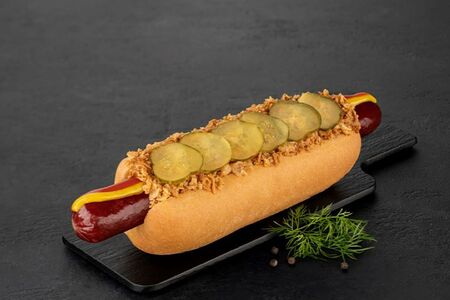 Датский хот-дог с колбаской альпийской