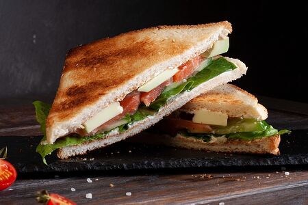 Сэндвич со слабосолёным лососем и авокадо