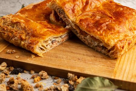 Пирог с горбушей на слоеном тесте