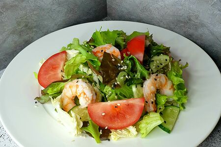 Микс-салат с креветками под азиатским соусом