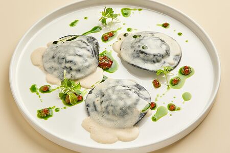 Черные равиоли с треской и двумя видами икры