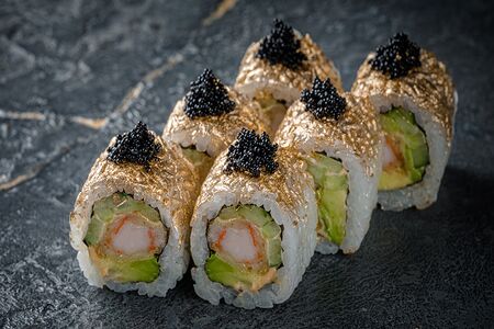 Ролл с креветкой в золоте