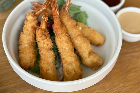 Хрустящие тигровые креветки с лаймом и соусом сливочный-барбекю