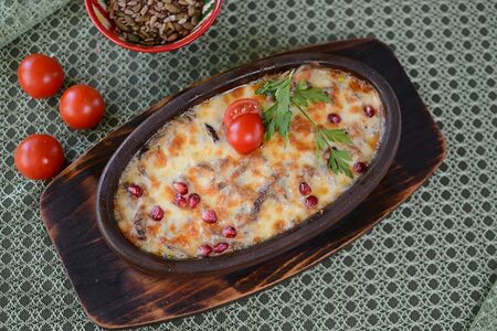 Язык с вешенками в кеци под сыром