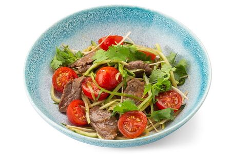 Салат с говядиной и хрустящими огурчиками