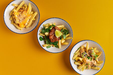 Картофель фри с горячим соусом