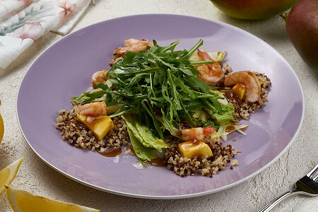Салат с креветками, рукколой и киноа с апельсиновым соусом