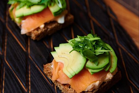 Слабосоленый лосось, авокадо и прованский яичный салат