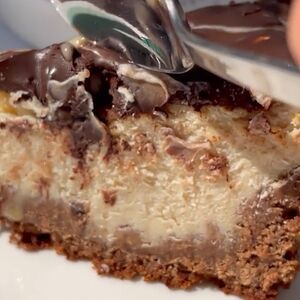 Чизкейк Сникерс