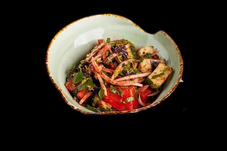 Овощной салат с аджикой