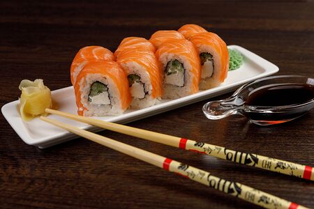 Ролл Филадельфия с зеленым луком