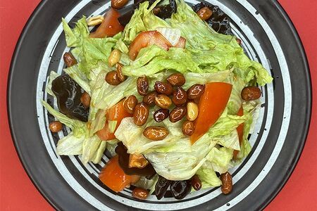 Овощной салат с чили маслом и арахисом