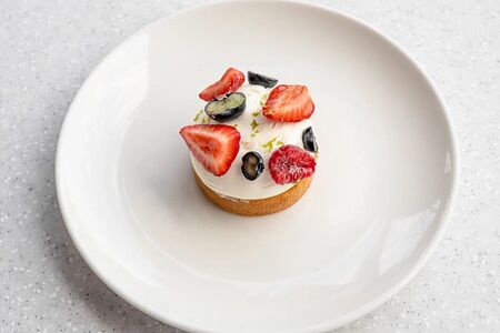 Тарталетка, клубника, малина