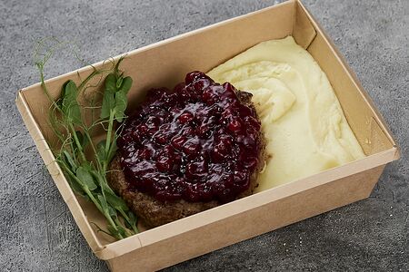 Бифштекс с брусничным соусом и картофельным пюре