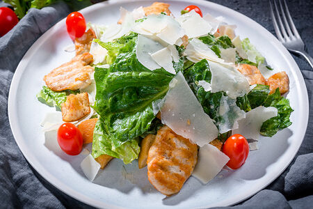 Салат Цезарь с курицей