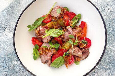 Салат с ростбифом, картофелем, печеным перцем, шпинатом и кунжутно-луковым соусом