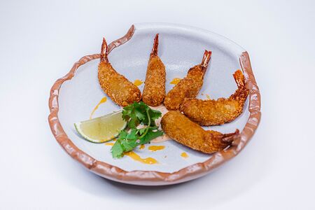 Креветки темпура с соусом манго-чили