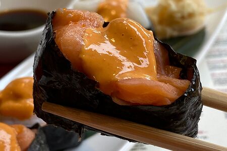 Гункан с лососем