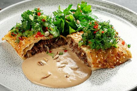 Мини-пирог с томлеными щечками и сливочным демиглас