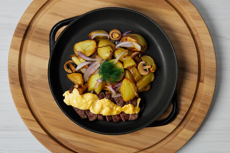 Сковородка с говядиной и сыром