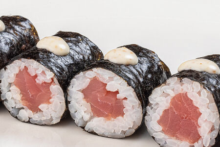 Маки ролл с тунцом и ореховым соусом