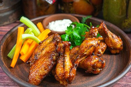 Куриные крылья с соусом тартар