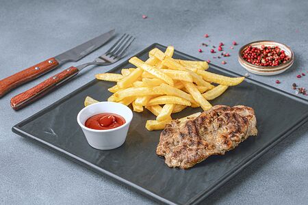 Свинина гриль с картофелем фри