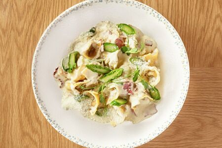 Tortellini con pancetta e asparagi