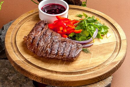Стейк из говядины с ягодным соусом