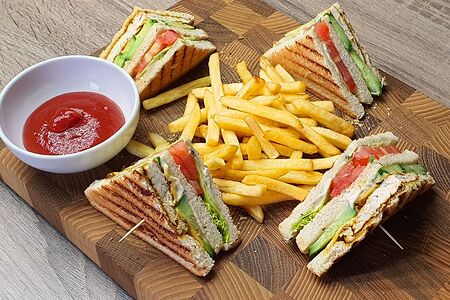 Клаб-сэндвич(сэндвич, фри, соус)