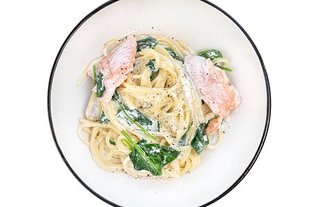 Паста в сливочном соусе с лососем и шпинатом