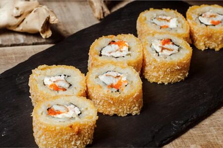 Теплый ролл с угрем и мясом краба